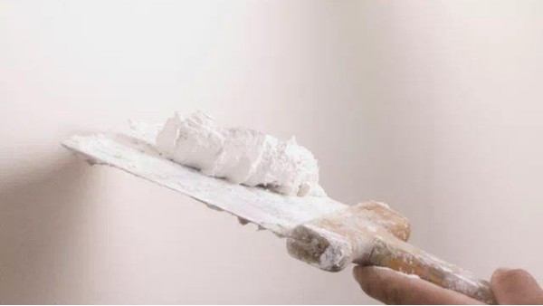 墻面膩?zhàn)庸蝺杀槿槎夹?？昆明膩?zhàn)臃蹚S家告訴你：差距不是一般大