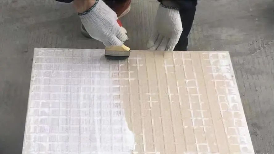 昆明瓷磚膠廠家告訴您，搞錯(cuò)了！原來(lái)瓷磚背膠不是越粘手越好??！