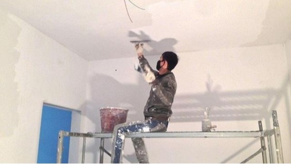 昆明膩?zhàn)臃蹚S家-易高內(nèi)墻耐水膩?zhàn)訛槟鉀Q墻面返堿困擾